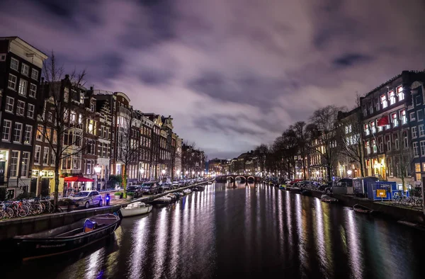 AMSTERDAM, PAYS-BAS - 12 JANVIER 2017 : Beaux canaux nocturnes d'Amsterdam. 12 janvier 2017 à Amsterdam - Pays-Bas . — Photo