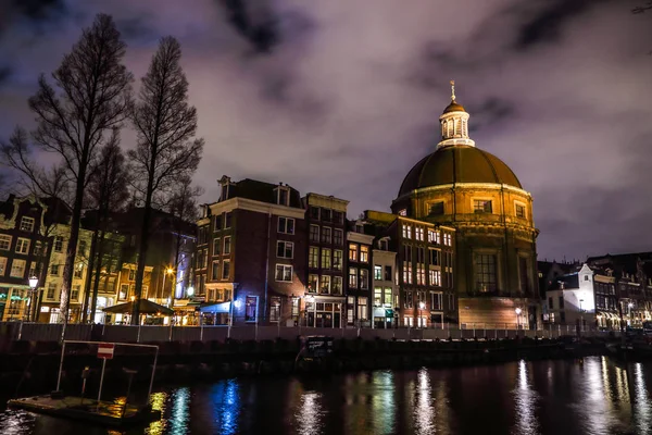 AMSTERDÃO, PAÍSES BAIXOS - JANEIRO 12, 2017: Belos canais noturnos da cidade de Amsterdã. 12 de janeiro de 2017 em Amsterdam - Países Baixos . — Fotografia de Stock