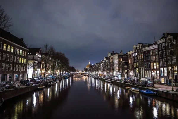 AMSTERDAM, PAÍSES BAJOS - 12 DE ENERO DE 2017: Hermosos canales nocturnos de Ámsterdam. 12 de enero de 2017 en Amsterdam - Países Bajos . — Foto de Stock