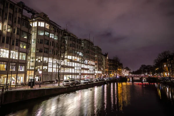 AMSTERDAM, PAÍSES BAJOS - 12 DE ENERO DE 2017: Hermosos canales nocturnos de Ámsterdam. 12 de enero de 2017 en Amsterdam - Países Bajos . —  Fotos de Stock