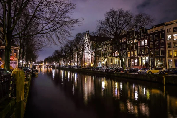 AMSTERDAM, PAÍSES BAJOS - 12 DE ENERO DE 2017: Hermosos canales nocturnos de Ámsterdam. 12 de enero de 2017 en Amsterdam - Países Bajos . — Foto de Stock