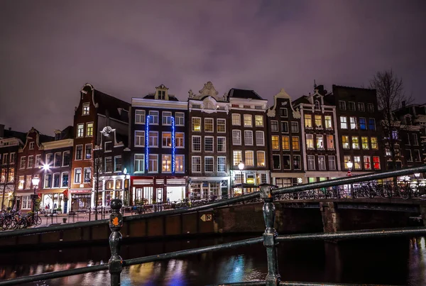AMSTERDAM, NETHERLANDS - JANUARY 12, 2017: Beautiful night city canals of Amsterdam. January 12, 2017 in Amsterdam - Netherland. — Stock Photo, Image