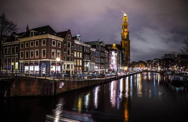 Amsterdam, Nederländerna - 12 januari 2017: Vacker natt staden kanalerna i Amsterdam. 12 januari 2017 i Amsterdam - Nederländerna. — Stockfoto