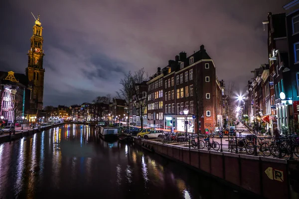 AMSTERDAM, PAYS-BAS - 12 JANVIER 2017 : Beaux canaux nocturnes d'Amsterdam. 12 janvier 2017 à Amsterdam - Pays-Bas . — Photo