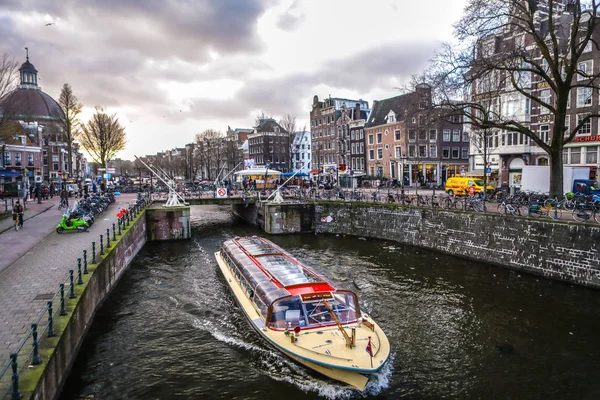 Amsterdam, Niederlande - 10. januar 2017: berühmte vintage buildings & chanels of amsterdam city at sun set. allgemeine Ansicht der Landschaft. 10. januar 2017 - amsterdam - Niederlande — Stockfoto