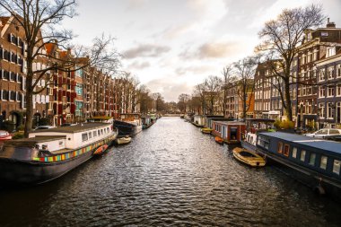Amsterdam, Hollanda - 10 Ocak 2017: Ünlü vintage binalar ve Amsterdam city sun set adlı kanalları. Genel manzara görünümü. 10 Ocak 2017 - Amsterdam - Hollanda