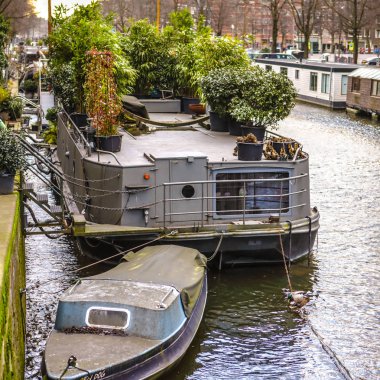 Amsterdam, Hollanda - 10 Ocak 2017: Ünlü vintage binalar ve Amsterdam city sun set adlı kanalları. Genel manzara görünümü. 10 Ocak 2017 - Amsterdam - Hollanda