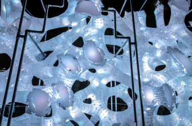 Amsterdam, Hollanda - 12 Ocak 2017: Amsterdam içinde ışık Festivali için ışık teçhizatları gece Kanallar üzerinde. 12 Ocak 2017 yılında Amsterdam - Hollanda