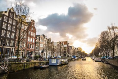 Amsterdam, Hollanda - 10 Ocak 2017: Ünlü vintage binalar ve Amsterdam city sun set adlı kanalları. Genel manzara görünümü. 10 Ocak 2017 - Amsterdam - Hollanda