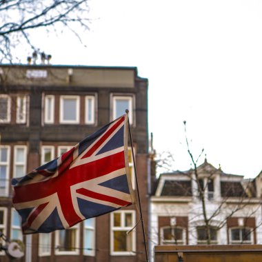 Geleneksel buldings karşı İngiliz bayrağı yıpranmış.