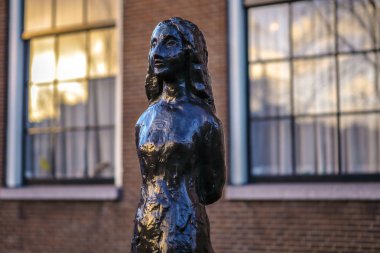 Amsterdam, Hollanda - 06 Ocak 2017: Amsterdam şehir merkezinin ünlü heykeller. Genel peyzaj görünümünü şehir anıtlar ve aletler ve otomotik makinalar. 06 Ocak 2017 yılında Amsterdam - Hollanda.