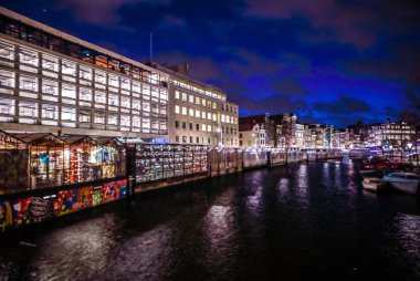 Amsterdam, Hollanda - 12 Ocak 2017: Güzel gece şehir Amsterdam kanalları. 12 Ocak 2017 yılında Amsterdam - Hollanda.