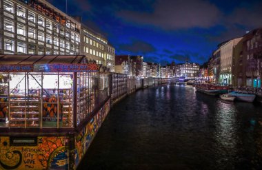 Amsterdam, Hollanda - 12 Ocak 2017: Güzel gece şehir Amsterdam kanalları. 12 Ocak 2017 yılında Amsterdam - Hollanda.