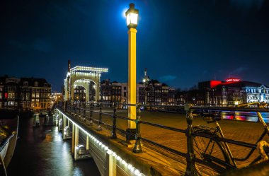 Amsterdam, Hollanda - 12 Ocak 2017: Eski ahşap Hollandalı köprünün üzerinde 12 Ocak 2017 rush bulutlar karşı gece anda de Amsterdam - Hollanda.