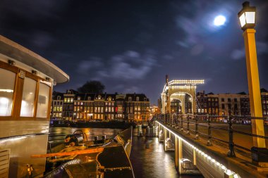 Amsterdam, Hollanda - 12 Ocak 2017: Eski ahşap Hollandalı köprünün üzerinde 12 Ocak 2017 rush bulutlar karşı gece anda de Amsterdam - Hollanda.