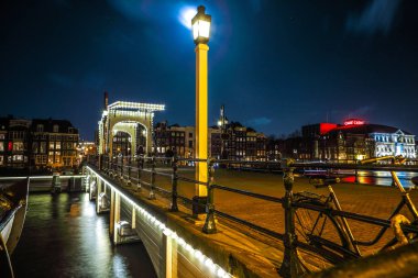 Amsterdam, Hollanda - 12 Ocak 2017: Eski ahşap Hollandalı köprünün üzerinde 12 Ocak 2017 rush bulutlar karşı gece anda de Amsterdam - Hollanda.