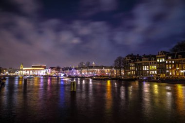 Amsterdam, Hollanda - 12 Ocak 2017: Güzel gece şehir Amsterdam kanalları. 12 Ocak 2017 yılında Amsterdam - Hollanda.