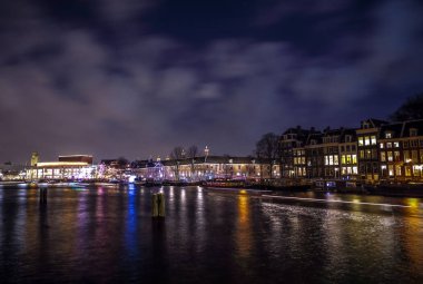 Amsterdam, Hollanda - 12 Ocak 2017: yolcu tekne hareket ile güzel bir gece şehir Amsterdam kanalları. 12 Ocak 2017 yılında Amsterdam - Hollanda.
