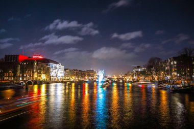 Amsterdam, Hollanda - 12 Ocak 2017: yolcu tekne hareket ile güzel bir gece şehir Amsterdam kanalları. 12 Ocak 2017 yılında Amsterdam - Hollanda.