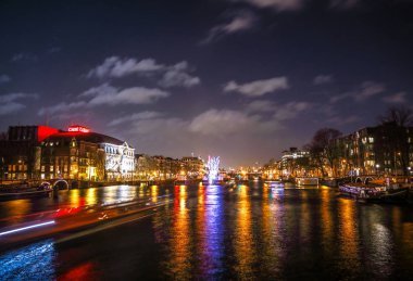 Amsterdam, Hollanda - 12 Ocak 2017: yolcu tekne hareket ile güzel bir gece şehir Amsterdam kanalları. 12 Ocak 2017 yılında Amsterdam - Hollanda.