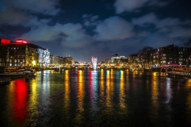 Amsterdam, Hollanda - 12 Ocak 2017: Güzel gece şehir Amsterdam kanalları. 12 Ocak 2017 yılında Amsterdam - Hollanda.