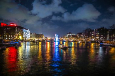 Amsterdam, Hollanda - 12 Ocak 2017: yolcu tekne hareket ile güzel bir gece şehir Amsterdam kanalları. 12 Ocak 2017 yılında Amsterdam - Hollanda.