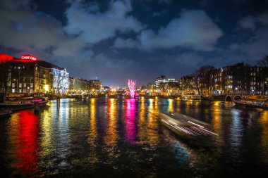 Amsterdam, Hollanda - 12 Ocak 2017: yolcu tekne hareket ile güzel bir gece şehir Amsterdam kanalları. 12 Ocak 2017 yılında Amsterdam - Hollanda.
