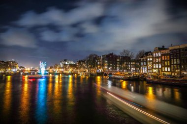 Amsterdam, Hollanda - 12 Ocak 2017: yolcu tekne hareket ile güzel bir gece şehir Amsterdam kanalları. 12 Ocak 2017 yılında Amsterdam - Hollanda.