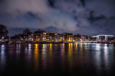 Güzel gece Amsterdam city genel görünümünü Kanallar.