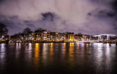 Güzel gece Amsterdam city genel görünümünü Kanallar.