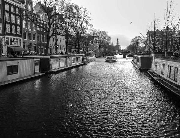 Amsterdam, Nizozemsko - 10 ledna 2017: Slavných historických budov & chanels Amsterdam city na západ slunce. Pohled na obecné krajiny. 10. ledna 2017 - Amsterdam - Nizozemsko — Stock fotografie