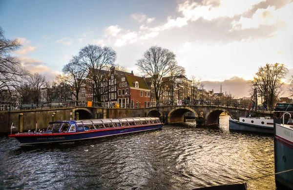 Amsterdam, Nederländerna - 10 januari 2017: Berömda vintage byggnader & chanels på Amsterdam city vid solnedgången. De allmänna liggande vy. 10 januari 2017 - Amsterdam - Nederländerna — Stockfoto