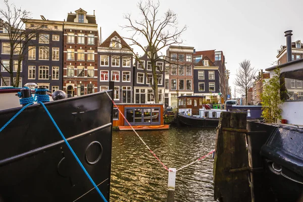 Amsterdam, Holandia - 10 stycznia 2017 roku: Słynny vintage budynków miasta Amsterdam na zachód słońca. Widok ogólny krajobraz arcitecture holenderskiej tradycji. 10 stycznia 2017 - Amsterdam - Holandia — Zdjęcie stockowe