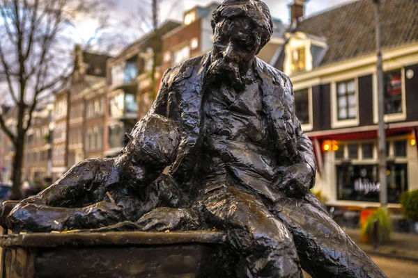 Amsterdam, Nederland - 06 januari 2017: Beroemde sculpturen van centrum van de stad Amsterdam. Algemene landschapsmening van monumenten van de stad & kunstobjecten. 06 januari 2017 in Amsterdam - Nederland. — Stockfoto