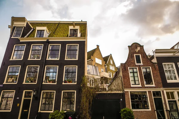 Amsterdam, Holandia - 10 stycznia 2017 roku: Słynny vintage budynków miasta Amsterdam na zachód słońca. Widok ogólny krajobraz arcitecture holenderskiej tradycji. 10 stycznia 2017 - Amsterdam - Holandia — Zdjęcie stockowe