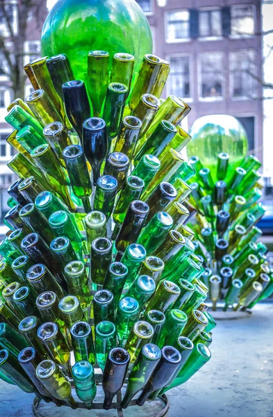 绿色的玻璃瓶，作为装饰元素. — 图库照片