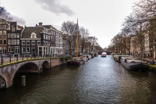 AMSTERDAM, PAESI BASSI - 10 GENNAIO 2017: Famosi edifici vintage e canali della città di Amsterdam al tramonto. Vista generale del paesaggio. gennaio 10, 2017 - Amsterdam - Paesi Bassi — Foto Stock