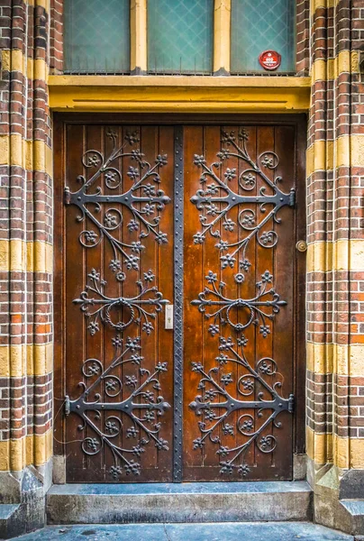 Vecchia porta di legno primo piano . — Foto Stock