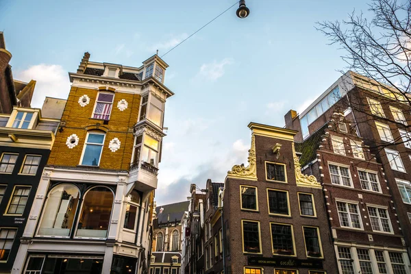 阿姆斯特丹，荷兰-2017 年 1 月 10 日︰ 著名的老式建筑的阿姆斯特丹市在太阳落山。一般的景观，在传统荷兰原形。2017 年 1 月 10 日-阿姆斯特丹-荷兰 — 图库照片