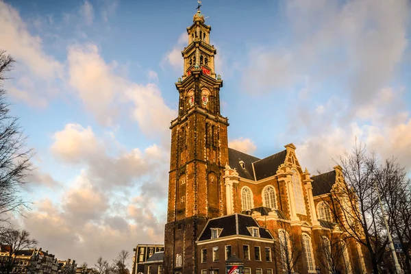 Amsterdam, Nederland - 10 januari 2017: Algemene landschap weergaven in traditionele Nederlandse kerk op 10 januari, 2017 in Amsterdam, Nederland. — Stockfoto