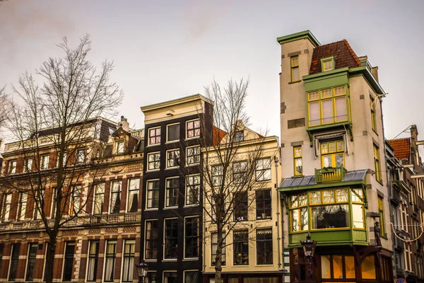 AMSTERDAM, PAESI BASSI - 10 GENNAIO 2017: Famosi edifici vintage della città di Amsterdam al tramonto. Panorama generale vista alla tradizione arcitecture olandese. gennaio 10, 2017 - Amsterdam - Paesi Bassi — Foto Stock