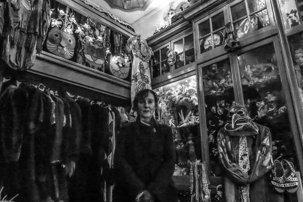 AMSTERDAM, PAYS-BAS - 10 JANVIER 2017 : Portrait de mignonne femme âgée dans sa boutique romantique avec des vêtements rétro le 10 janvier 2017 à Amsterdam, Pays-Bas . — Photo