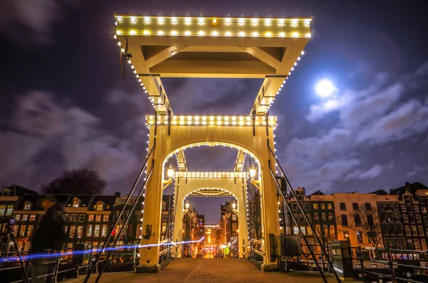 AMSTERDÃO, PAÍSES BAIXOS - JANEIRO 12, 2017: Ponte holandesa de madeira velha à noite contra nuvens de ímpeto em 12 de janeiro de 2017 em Amsterdã - Holanda . — Fotografia de Stock