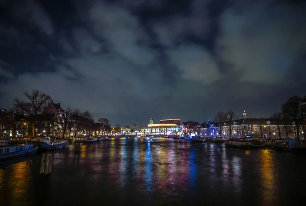 阿姆斯特丹，荷兰-2017 年 1 月 12 日︰ 美丽的夜晚城市的阿姆斯特丹的运河。2017 年 1 月 12 日在阿姆斯特丹-荷兰. — 图库照片