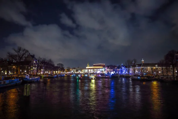 AMSTERDÃO, PAÍSES BAIXOS - JANEIRO 12, 2017: Belos canais noturnos da cidade de Amsterdã. 12 de janeiro de 2017 em Amsterdam - Países Baixos . — Fotografia de Stock