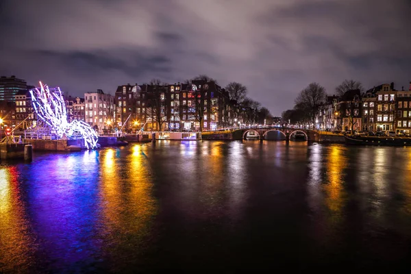 암스테르담, 네덜란드-1 월 12 일, 2017: 빛 축제에서 암스테르담의 밤 운하에 조명 설치 암스테르담-네덜란드에서에서 2017 년 1 월 12 일 — 스톡 사진