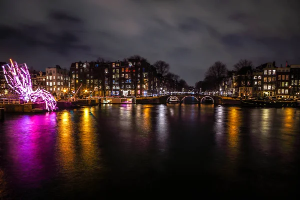 AMSTERDAM, PAÍSES BAJOS - 12 DE ENERO DE 2017: Instalaciones de luz en los canales nocturnos de Ámsterdam dentro del Festival de la Luz. 12 de enero de 2017 en Amsterdam - Países Bajos — Foto de Stock
