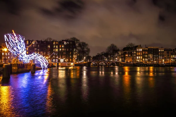 Amsterdam, Hollanda - 12 Ocak 2017: Amsterdam içinde ışık Festivali için ışık teçhizatları gece Kanallar üzerinde. 12 Ocak 2017 yılında Amsterdam - Hollanda — Stok fotoğraf