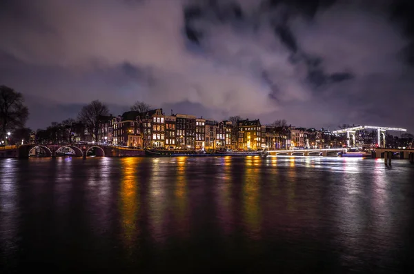 Vue générale de la belle nuit Amsterdam canaux de la ville . — Photo