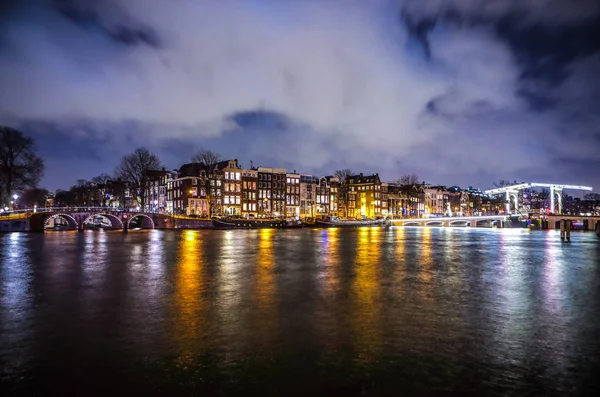 Vista geral da bela noite Amsterdam canais da cidade . — Fotografia de Stock